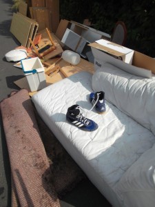 Müll0613 252.jpg (318.73 KiB) 7154 mal betrachtet Nur noch wenige Minuten und auch dieses Sofa würde in den Müll gepresst werden.