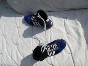 Müll0613 253.jpg (277.14 KiB) 6798 mal betrachtet Gleich würde für diese ausrangierten Ringerstiefel "das Ringen mit dem Tode" beginnen!