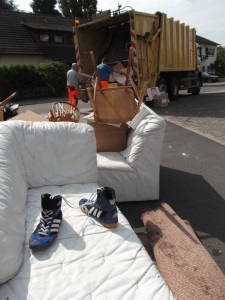 Müll0613 255.jpg (313.44 KiB) 6798 mal betrachtet adidas-Ringerstiefel auf dem "Totenbett" und die "Bestatter" sind schon mit ihrem "Leichenwagen" da!