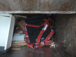 Immer tiefer wurde der Rucksack ins Müllauto gepresst.