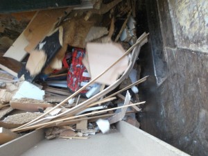 Trümmer, zerbröselte Billigmöbel und der zermalmte Rucksack rutschten noch einmal kraftlos in die Müllschüttung.