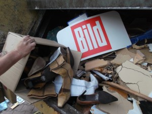 Im Gegensatz zum Inhalt, also den ausrangierten Stiefeln, sind Kartonagen und Altpapier Wertstoffe und kommen nicht zum Sperrmüll.