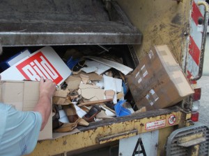 Schnell rein mit dem &quot;Dreck&quot;, denn da warteten u. a. noch zwei weiße Sofas und einige Schrankteile auf ihren pressanten Termin.