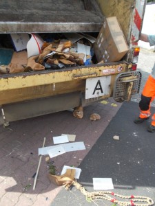 Das Pressschild erfasste das BILD-Schild welches sich sofort unter großer Spannung bog und einen Stiefel aus dem Müllauto auf die Straße katapultierte.