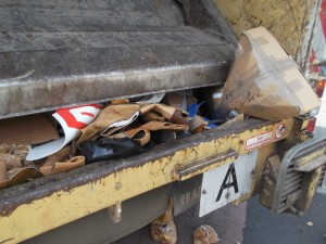 Noch &quot;berührte&quot; der Stahl des Pressschildes einzelne Stiefel nur. Doch eine Sekunde später ... !