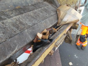 Hier hörte ich erste Geräusche von ächzenden Schuhen. Ein mir wohlbekanntes Geräusch - und immer wieder geilst!