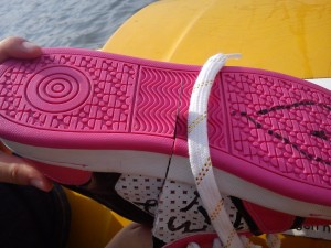 *ratsch* - dieser Schuh ist nun jedenfalls nicht mehr ganz dicht! :)