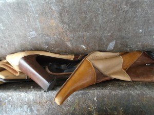 Abknickende Absätze, brechende Fersenkappen, sich verbiegende Metallspanns, massenweise plattgepresstes, verschrammtes Leder und zermalmte Sohlen.