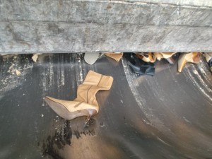 Mit feinstem Leder wird der dreckige Stahl der Müllschüttung blank gewischt.