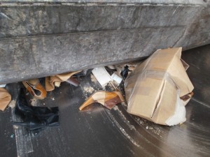 Der verschlossene Karton musste ja aufplatzen.