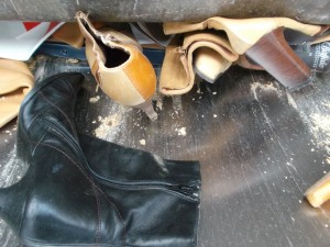 Man sieht zwar schon einige Stiefel vorne am Pressschild leiden, aber das eigentliche Drama spielt sich dahinter mitten im gepressten Müll ab. Tief im Müll kann man das feine Leder eines gepressten weißen Buffalo-Stiefels erkennen.
