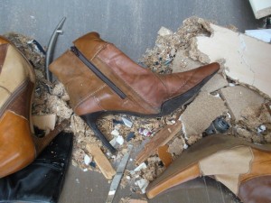 Es war zu erwarten, dass bei dieser Stiefelette sicherlich der zierliche Absatz abricht, aber die Müllpresse traf den Vorfußbereich und knickte die Sohle kaputt.