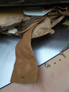 Bei diesem Anblick ahnt man, warum auf einer Müllkippe die ganzen Schuhe und Stiefel immer so skurril und brutal verdreht und zusammengefaltet daliegen.