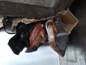 Das Pressschild hielt den nun sichtbaren Inhalt des eben noch verschlossenen und nun aufgeplatzten Kartons fest in seinen Klauen.