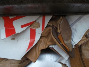 Müll0613 314.jpg (257.57 KiB) 6323 mal betrachtet Total zermalmt: Einige platt gepresste Stiefel. eine Stiefelette hat es besonders schlimm erwischt: Total zusammengefaltet, Absatz und Sohle verbogen bzw. gebrochen, Spitze abgeknickt und durch den brutalen Pressdruck platzte sogar eine Naht des Patchworkledersauf. Aber diese Schäden sind völlig egal, denn es handelt sich ja nur noch um Müll!