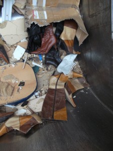 Müll0613 315.jpg (298.29 KiB) 6305 mal betrachtet Der aufgeplatzte Karton gab nun einen Teil seines Inhaltes preis, aber jetzt war eh alles nur noch gepresster Müll.