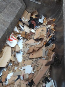 Müll0613 316.jpg (335.39 KiB) 6676 mal betrachtet Erinnert ihr euch noch an den Anblick, als Shoelovers Sammlung in die Müllschüttung geworfen wurde? Das ist schon ein herber Kontrast!
