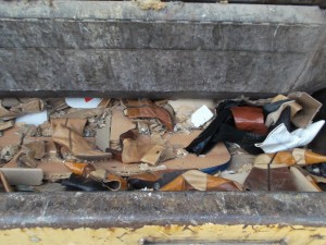 Müll0613 319.jpg (293.42 KiB) 6320 mal betrachtet Die Patchwork-Stiefel und die braunen Modelle "tarnen" sich gut im gepressten Gerümpel, nur die schwarzen und weißen Stiefel heben sich von den Trümmern ab.