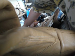 Ein unbeabsichtigt entstandenes Foto, wie ich zur &quot;weiteren Vermüllung&quot; der gepressten Müllstiefel sie teilweise mit Gewalt dem Müllauto entreißen muss. Denn eine Hölle ist wohl für einige Paare nicht genug und auf die wartet nun ein weiches, aber dafür auch schmutziges stinkendes Ende!