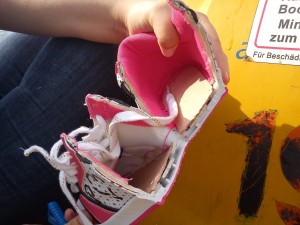 Das Teppichmesser hat ganze Arbeit geleistet. Nun ist dieser hässliche Schuh nicht mehr so eng!