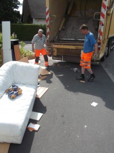 Bevor die weißen Sofas &quot;dran&quot; waren, mussten erst noch einige Schrankteile ins Pressmüllauto.