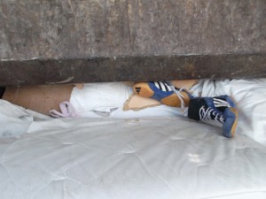 Müll0613 363.jpg (266.71 KiB) 5831 mal betrachtet Langsam aber sicher rutschte der geile Dreck immer tiefer ins Pressmüllauto.