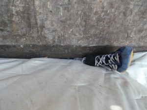 Müll0613 364.jpg (226.28 KiB) 5831 mal betrachtet Jetzt war nur noch ein Ringerstiefel zu sehen, das rosa Girly-Höschen und der andere Ringerstiefel waren schon hinter dem Pressschild im zermalmten Gerümpel gefangen.