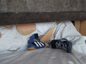 Müll0613 365.jpg (268.95 KiB) 6102 mal betrachtet Die Ringerstiefel lagen zwar immer noch auf einem weichen Ledersofa, aber bequem hatten sie es sicher nicht mehr. Grins!
