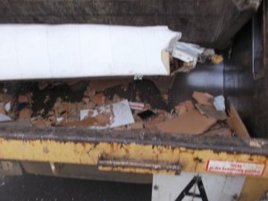 Müll0613 367.jpg (243.06 KiB) 5831 mal betrachtet Auch die weiße Ledercouch hatte bald diesen ungleichen Kampf verloren.