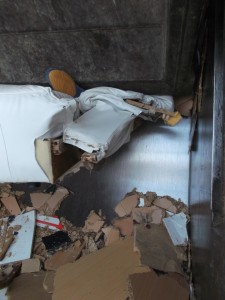 Müll0613 368.jpg (288.07 KiB) 5831 mal betrachtet Über der Müllschüttung und hinter dem Pressschild ist der "Schlund" zum "Bauch" des Pressmüllautos. Das Girly-Höschen und zumindest der eine Ringerstiefel haben darin schon ihren "Platz" gefunden; - wenn der auch sehr "eng begrenzt" ist. Sozusagen "Economy Class" beim "Mülltourismus". Grins!