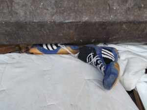 Müll0613 370.jpg (243.72 KiB) 6102 mal betrachtet Obwohl weichgelatscht, konnte man schon erkennen, dass die Müllpresse die Ringerstiefel zerknautscht, geknickt und zermalmt hat.