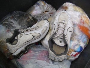 Anja02 003.jpg (349.67 KiB) 9630 mal betrachtet Sauber und "unschuldig" lagen die noch recht schönen weißen Shox auf siffigen Küchenmüllbeuteln.