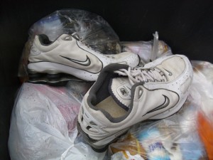 Anja02 004.jpg (174.55 KiB) 9617 mal betrachtet Warum diese noch schönen Shox in den Müll mussten? Ob John überhaupt davon wusste?