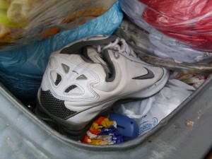 Anja02 013.jpg (177.49 KiB) 9924 mal betrachtet Das weiche Leder der Shox war nun unter den Müllmassen zusammen gesunken und die Nikes lagen schon tief im Müll.
