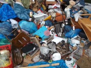 Müll0613 467.jpg (358.63 KiB) 10817 mal betrachtet Am Hang des Müllberges neben der Stelle, wo auch die Müllautos den Hausmüll verkippen, war eine Ecke, wo auch Privatanlieferer "andienen" konnten, da unten die Müllrampe gerade umgebaut wurde.
