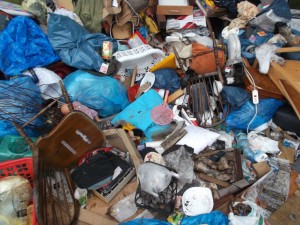 Müll0613 468.jpg (383.42 KiB) 10817 mal betrachtet Ich wollte gerade den Dreck dort genauer inspizieren, als ich gestört wurde. Ein Privatanlieferer kam angefahren und wurde eingewiesen, dort abzuladen.