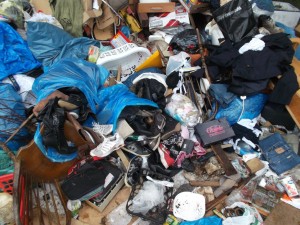 Müll0613 471.jpg (374.97 KiB) 10827 mal betrachtet Mir stockte der Atem: Einige Dutzend Schuhe und Stiefel von ihr rutschten aus den auf dem Müll aufschlagenden Müllsäcken!