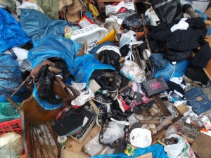Müll0613 475.jpg (290.49 KiB) 10817 mal betrachtet Doch nicht nur die Unmenge an Schuhen und Stiefeln interessierte mich, auch eine weiße Mülltüte mit ihrer glänzenden Winterjacke mit Fellkrägelchen tat es mir an und aus einer anderen Mülltüte rutschten ihre BHS und eine große Anzahl Nylons und kullerten über den Dreck. Auch Designerjeans und ein Buffalo-Schuhkarton waren von ihr - und außergewöhnliche "Lumpen" welche von ihr mit der Schere zerschnitten und zerrissen wurden. Ich konnte es nicht fassen. Volltreffer!!!