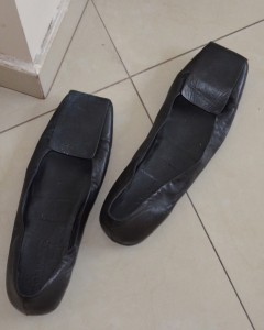 Jil Sander Ballerinas vom letzten Tragen an nackten Füssen achtlos in der Küche liegen gelassen.