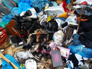 Müll0613 496.jpg (313.36 KiB) 13506 mal betrachtet Eine supergeile Schuhsammlung unter freiem Himmel.