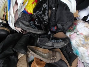 Müll0613 497.jpg (300.19 KiB) 13530 mal betrachtet Interessante Sneakermodelle, abgestöckelte Heels, verschwitzte Winterstiefel und die geile Jacke mit ihrer sexy Wäsche. Was für ein geiler Frauenmüll!
