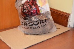 Man kann gut die Ledersohle der einen Schläppchen sehen wie sie unter dem Plastik nach Gnade fleht.