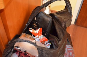 die weichen Schuhe winseln jedes mal wenn meine Frau oder ich an der Mülltüte vorbei laufen um Hilfe. Aber dieses mal wird es keine Rettung geben.