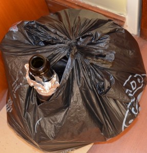 sauber verpackt im schwarzen Müllbeutel - da denkt keiner an die darin lagernden Schätze . . .