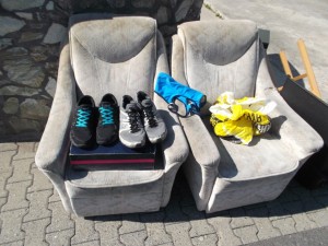 Müll0613 152.jpg (272.51 KiB) 5242 mal betrachtet Nur noch wenige Augenblicke und der orangene "Leichenwagen" war da um die Schuhe und Stiefel auf den "Schuhfriedhof" zu bringen. Die "Fick-mich-Stiefel" lagen standesgemäß in einem "Sarg" von Buffalo.