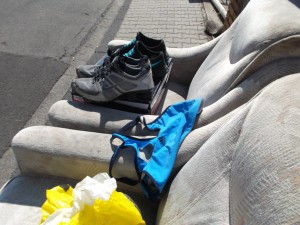 Müll0613 156.jpg (268.28 KiB) 5242 mal betrachtet Gleich ist der Bürgersteig für Fußgänger wieder frei, denn das Müllauto kommt angefahren, während es das Gerümpel der Nachbarschaft gerade in seinen Bauch presst um für diesen Sperrmüll in der Müllschüttung Platz zu schaffen.