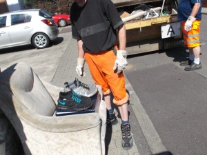 Müll0613 171a.jpg (207.76 KiB) 5190 mal betrachtet Es gab kein Zurück mehr, denn die Müllmänner wollten ihren Job tun: Ab ins Pressmüllauto mit dem Gerümpel!