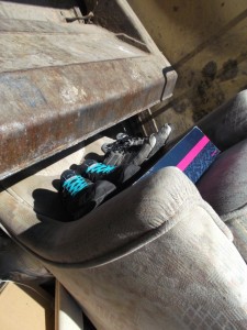 Müll0613 173.jpg (282.48 KiB) 5190 mal betrachtet "Bequem" liegen die Schuhe und Stiefel in der Müllschüttung zum Pressen. Dann wird's allerdings "unbequem".