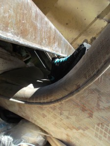 Müll0613 176.jpg (312.93 KiB) 5184 mal betrachtet An der Kante des Pressschildes entlang fotografiert.