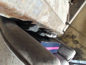Keine Chance auf Rettung mehr, denn die Müllpresse ist schon dabei, meine Sneaks plattzumachen. Schnell rausziehen geht schon nicht mehr!